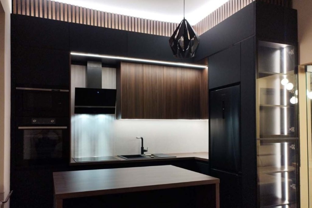 Moderna kuhinja sa ostrvom i ugadnim aparatima