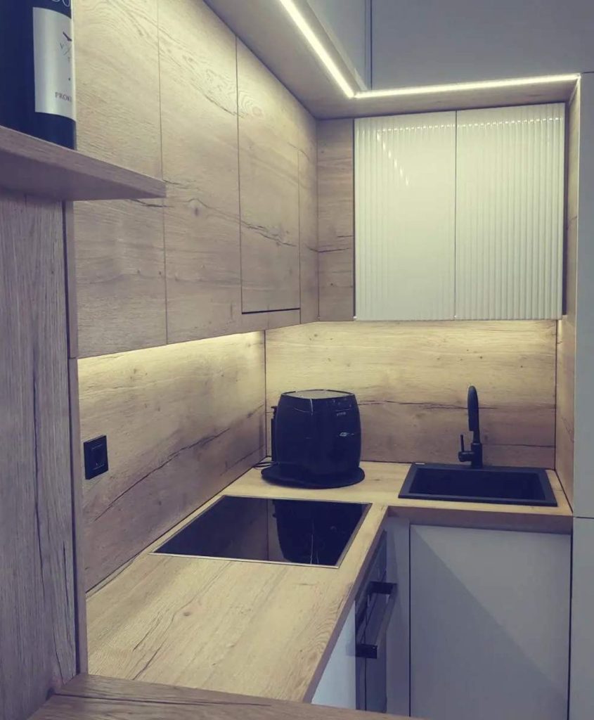 Ugradna kuhinja po meri sa belim frontovima i drvenim radnim pločama