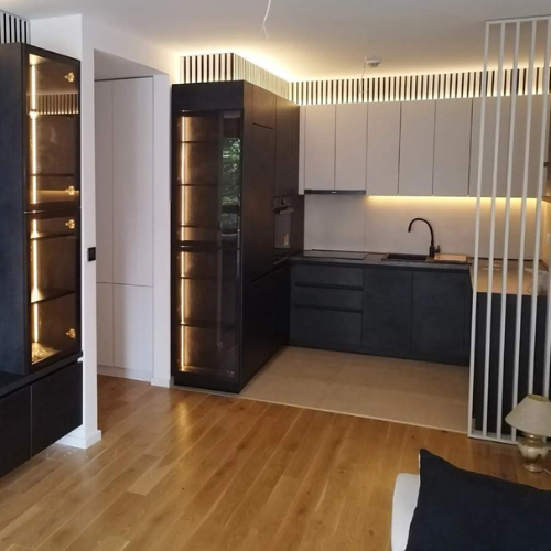 Izrada kuhinje sa ugradnim policama i osvrtom na funkcionalnost prostora