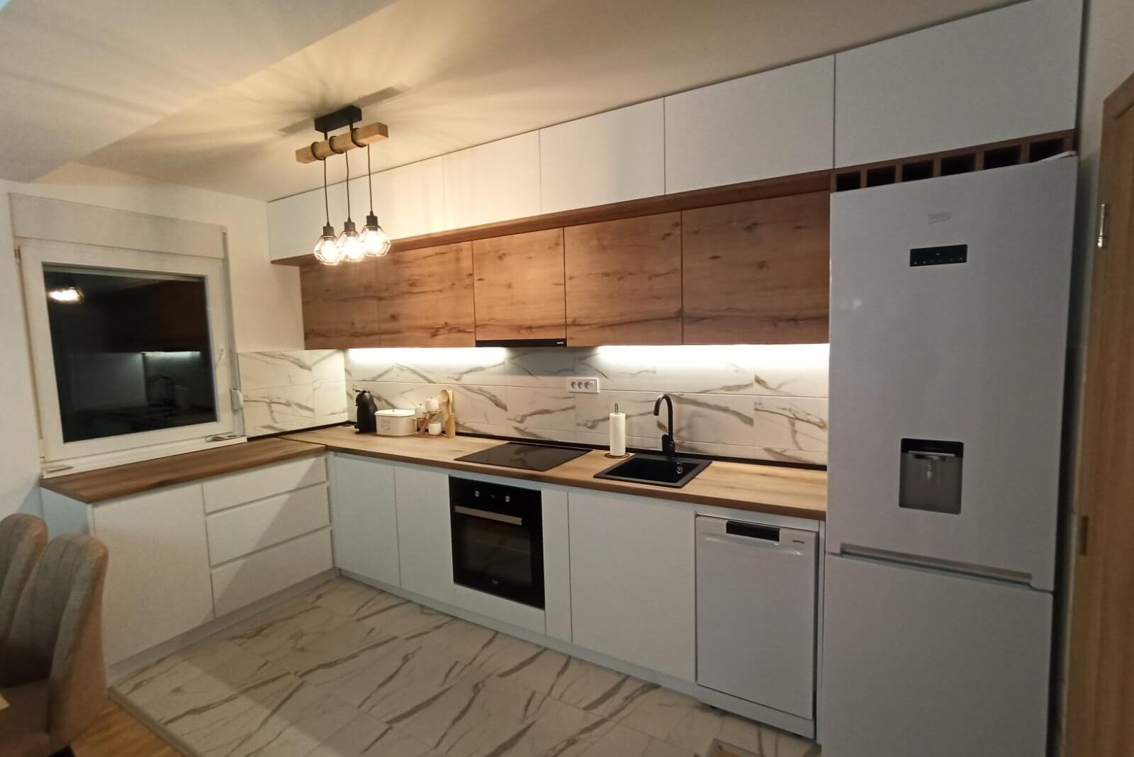 bela mat kuhinja u kombinaciji sa ivericom drveni dezen