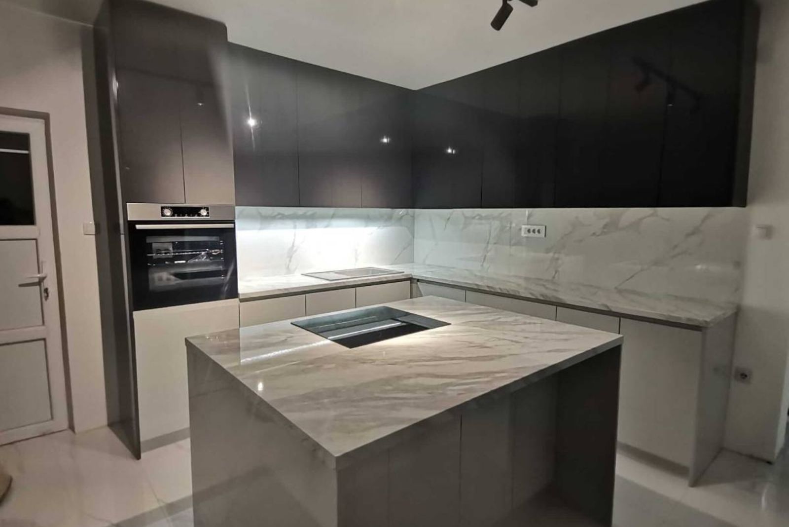 Klasični kuhinjski elementi u tamno sivoj boji sa LED osvetljenjem