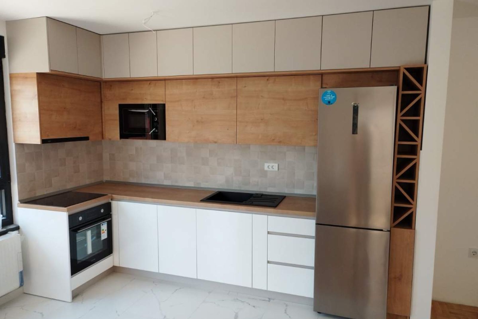 tri dezena savrseno uklopljena u jedan, ugradni elementi i farbani medijapan i iverica drveni dezen