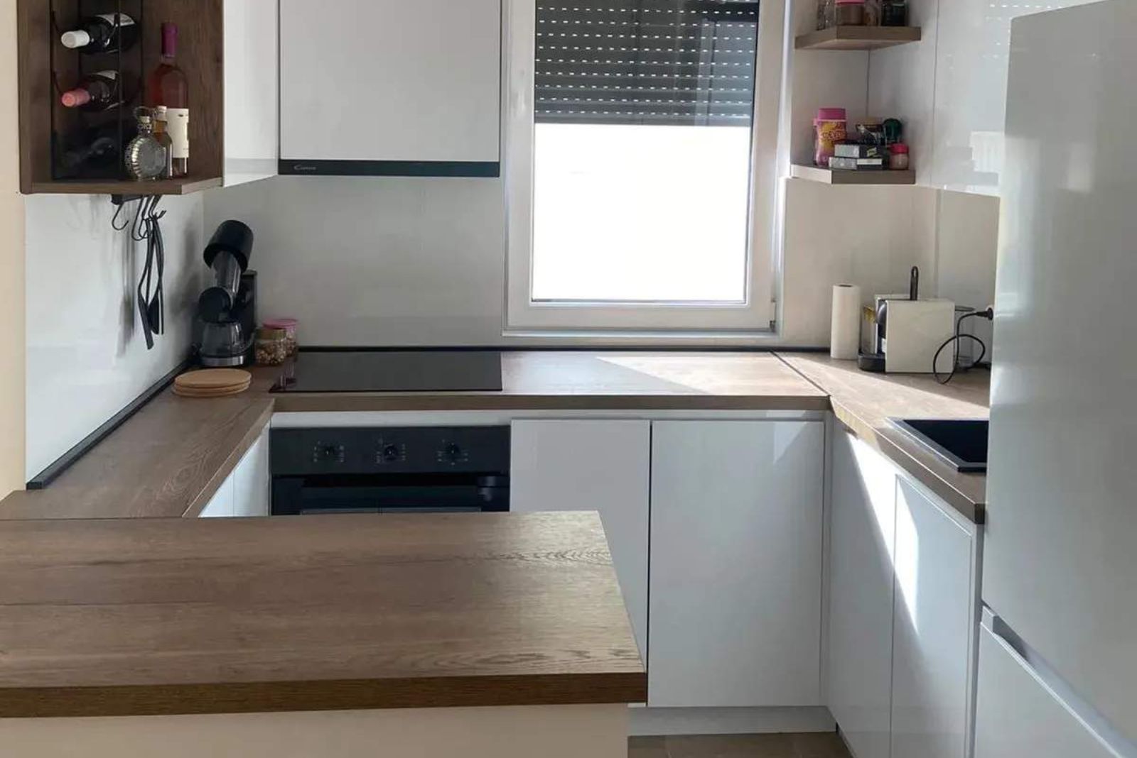 kuhinja bela visoki sjaj sa otvorenim policama i ugradnim elementima