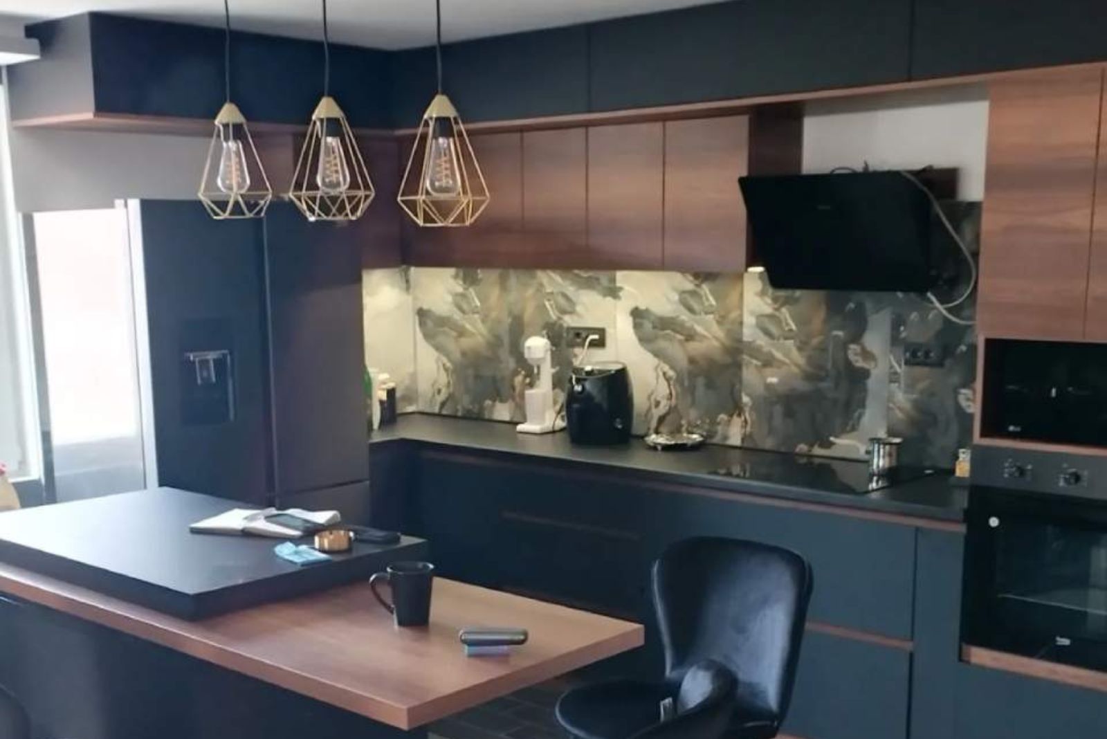 Crna mat i drveni dezen kuhinja sa ugradnim kuhinjskim elementima