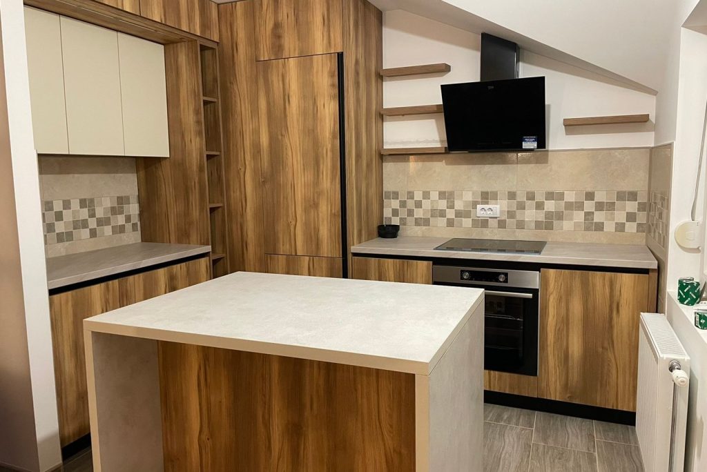 Minimalistička kuhinja sa otvornim policama, preovladujuci drveni dezen i beli viseci elementi i ostvro i radna ploča kao kontrast